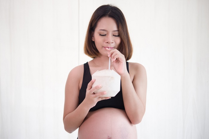 Thời điểm thích hợp nhất để phụ nữ mang thai uống nước dừa là khi nào?