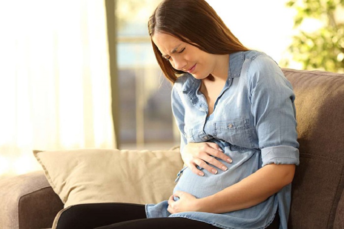 Đau bụng thường xuyên cũng là một dấu hiệu của thai ngoài tử cung