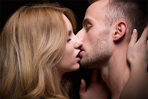 Sau xăm môi nên kiêng quan hệ vợ chồng từ 7-10 ngày 